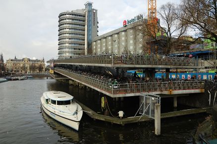 Három emeletes bicikliparkoló a főpályaudvar közelében (Amszterdam, Hollandia)